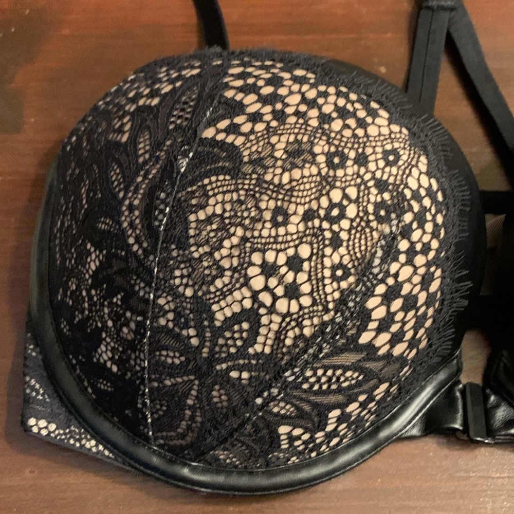 💃 Victoria’s Secret 38DD Lace Bra – Because the Girls Deserve Luxury! 💃 - Picture 10 of 15